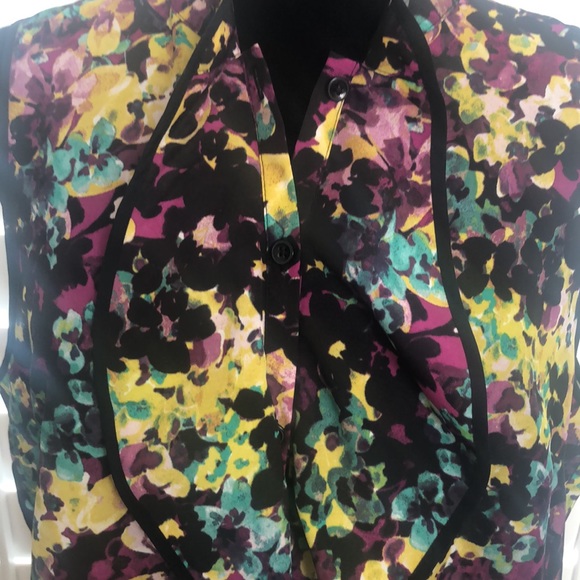 Lightweight sleevless button front blouse - Picture 3 of 5